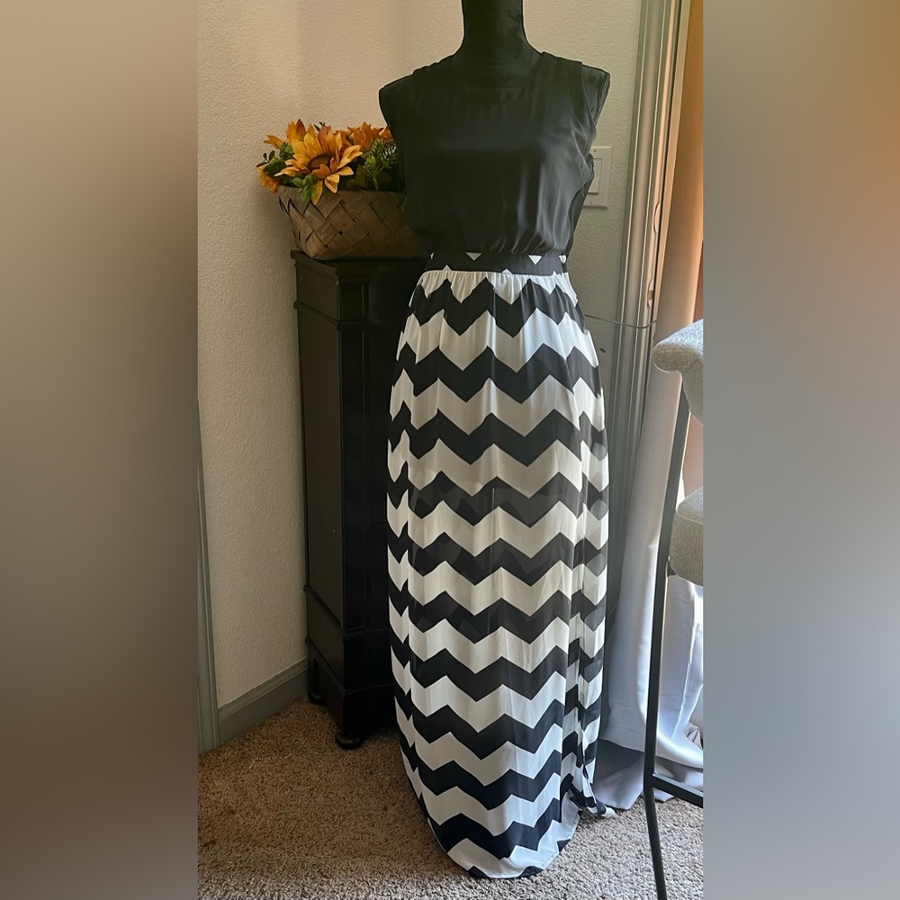 Beautiful women’s chevron stripe maxi dress size SMALL